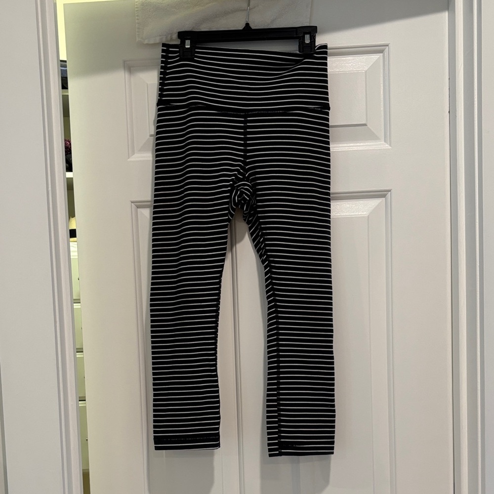 Striped Black/White Lululemon wunder under Leggings sz 6